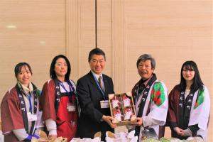 村井知事とスタッフ