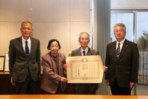 勲記を手にする渡部様と奥さま