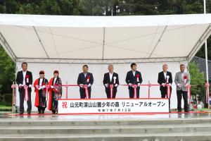 関係者によるテープカット