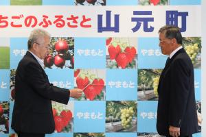 笠野区長に委嘱状の交付
