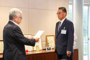 選任書を交付する橋元町長